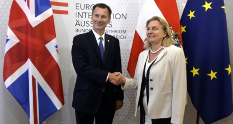 Le ministre britannique des Affaires étrangères Jeremy Hunt et son homologue autrichienne Karin Kneissl à Vienne, le 1er août 2018