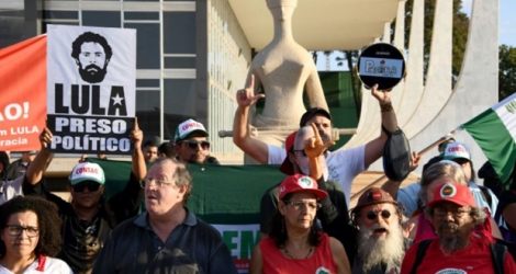 Des partisans de l'ancien président brésilien Luiz Inacio Lula da Silva manifestent contre son emprisonnement devant la Cour suprême, le 31 mai 2018 à Brasilia.