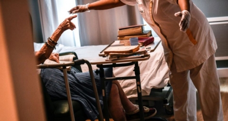 Une infirmière s'occupe d'une personne âgée dans un EHPAD, le 5 juillet 2018 à Paris.