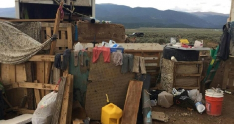 Photo fournie le 4 août 2018 par la police du comté de Taos d'un campement à Amalia, au Nouveau-Mexique, où 11 enfants ont été délivrés et deux hommes armés arrêtés.