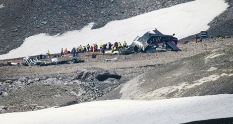 Des équipes de secours et enquêteurs autour de l'épave du trimoteur Junkers JU52 qui s'est écrasé en montagne, le 5 août 2018 au Piz Segnas, en Suisse 