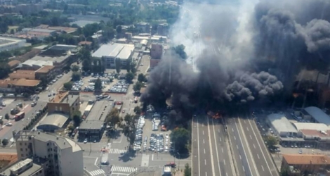 Photo fournie par les pompiers italiens et montrant, depuis un hélicoptère, le site de l'explosion d'un camio-citerne le 6 août 2018 sur le périphérique de Bologne.