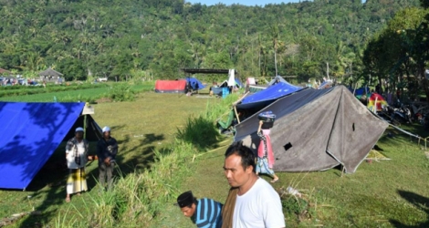 Des habitants de l'île indonésienne de Lombok sans abri après le séisme de dimanche, le 8 aout 2018 à Mataram.