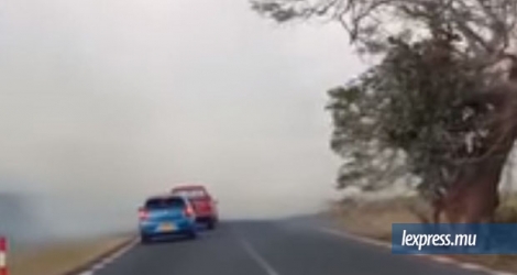 Visionnez ce que ça fait d’entrer dans une épaisse fumée au volant de sa voiture. 