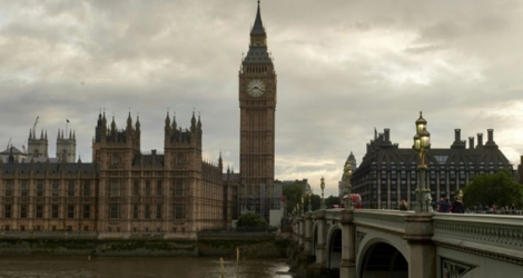 Plusieurs piétons ont été blessés quand une voiture a foncé sur les barrières de sécurité devant le Parlement du Royaume-Uni à Londres.