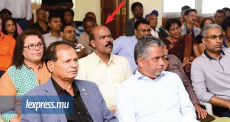 Manoj Luchan (désigné par la flèche) était présent au comité central du MSM, samedi.