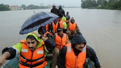 Les services de secours indiens évacuent des résidents d'Aluva, dans l'état du Kerala, le 16 août 2018