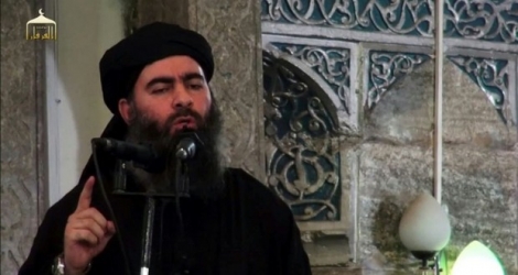 Capture d'écran d'une vidéo diffusée le 5 juillet 2014 par l'organe de propagande du groupe jihadiste Etat islamique (EI) Al-Fourqane qui dit montrer le leader de cette organisation Abou Bakr al-Baghdadi s'adressant à des fidèles dans une mosquée de la ville de Mossoul, dans le nord de l'Irak, le même jour