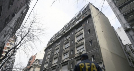 Un agent de police se tient devant un immeuble où l'ex-présidente argentine Cristina Kirchner possède un appartement, le 23 août 2018, à Buenos Aires