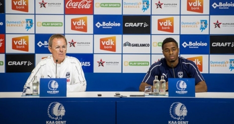 L'entraîneur par intérim de Bordeaux Eric Bédouet (g) et le joueur François Kamano en conférence de presse le 22 août 2018 à Gand (Belgique).