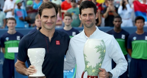 Le Suisse Roger Federer et le Serbe Novak Djokovic après la finale du tournoi de Cincinnati remporté par le second.