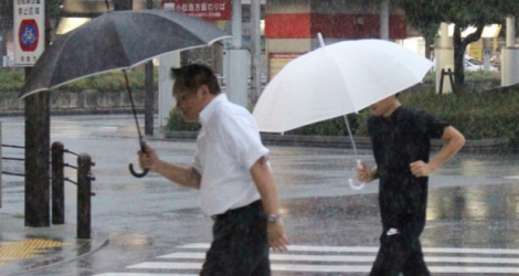 Des piétons sous la pluie à Tokushima au Japon, le 23 août 2018 
