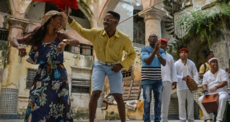 Des cubains dansent la rumba dans les rues de La Havane, à Cuba, le 22 août 2018.
