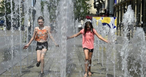 Des enfants se rafraîchissent dans des fontaines à Valenciennes dans le nord de la France.