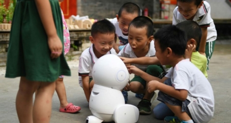 Des enfants de l'école maternelle Yiswind en Chine autour du robot Keeko, le 30 juillet 2018.