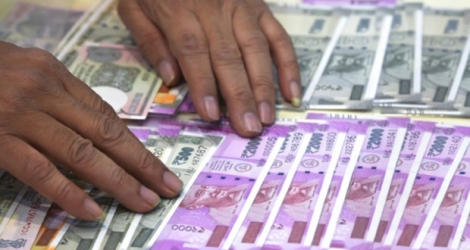 La roupie indienne a atteint vendredi son niveau le plus bas de 71 roupies pour un dollar