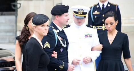 Cindy McCain et ses fils à la cathédrale de Washington le 1er septembre 2018