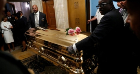 Le cercueil doré d'Aretha Franklin est transporté au cimetière Woodlawn à Detroit, le 31 août 2018.