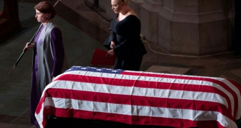 La fille du sénateur américain John McCain, Meghan, passe devant le cercueil de son père lors des funérailles nationales à la cathédrale de Washington, le 1er septembre 2018.