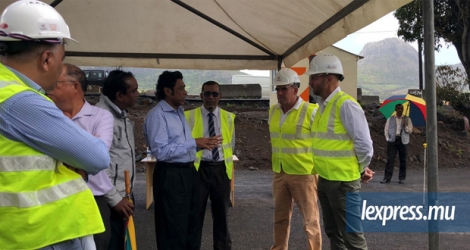 Le ministre Bodha et des représentants de Transinvest et de la RDA font une visite du chantier de la route ce mercredi 5 septembre.