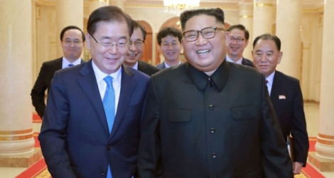 Le dirigeant nord-coréen Kim Jong Un (D) et Chung Eui-yong (G), le conseiller à la sécurité nationale du chef de l'Etat sud-coréen, lors d'une rencontre à Pyongyang .