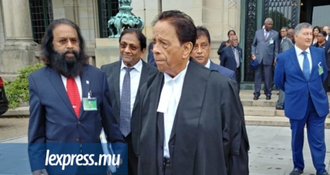 Sir Anerood Jugnauth drapé dans sa toge à la tribune, à la Cour internationale de justice