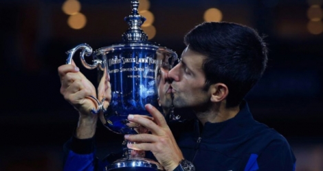 Le Serbe Novak Djokovic embrasse le trophé après sa victoire face à l'Argentin Martin Del Potro en finale messieurs de l'US Open, le 9 septembre 2018 à New York.