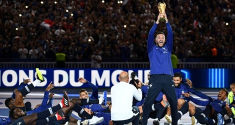 Les Bleus fêtent leur titre de champions du monde avec leur public, à l'issue de la victoire sur les Pays-Bas au Stade de France, le 9 septembre 2018.