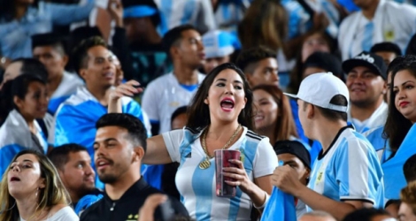 Des supporters argentins célèbrent la victoire de l'équipe nationale contre le Guatemala en match amical, le 7 septembre 2018 à Los Angeles.