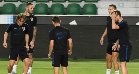 Le capitaine croate Luka Modric (ballon dns les pieds) s'entraîne avec ses coéquipiers à Elche, le 10 septembre 2018, à la veille du match contre l'Espagne.