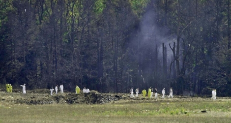 Des enquêteurs sur le site du crash du vol 93 de United Airlines, à Shanksville (Pennsylvanie), le 12 septembre 2001.
