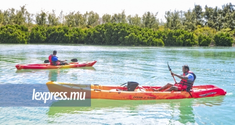 Sea Kayak Adventures propose une découverte de l’île d’Ambre, de l’île aux Bernaches et de Trou Coco en kayak.