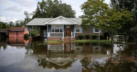 Une maison est entourée par les eaux après le passage de l'ouragan Florence, le 17 septembre 2018 à Lumberton (Caroline du Nord, sud-est des Etats-Unis).