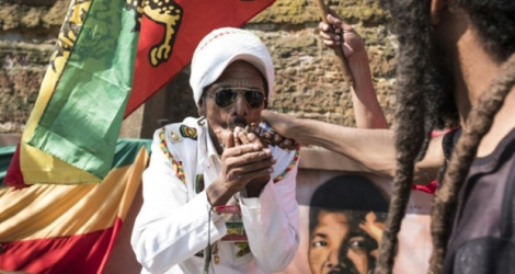 Un homme fume de la marijuana devant la Cour constitutionnelle de Johannesburg qui en a autorisé le 18 septembre 2018 la consommation à titre privé.