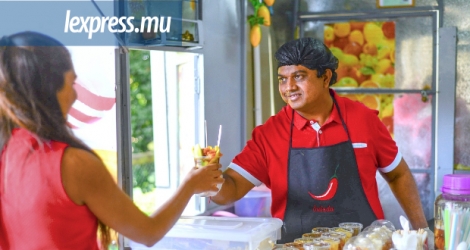 C’est avec le sourire que Vikash Lungut sert ses salades de fruits exotiques avec la sauce de son cru.