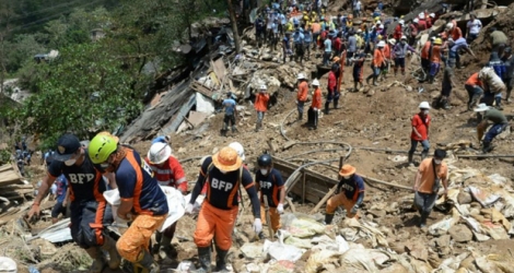 Recherche de survivants après un glissement de terrain provoqué par le typhon Mangkhut, le 18 septembre 2018 à Itogon, aux Philippines.