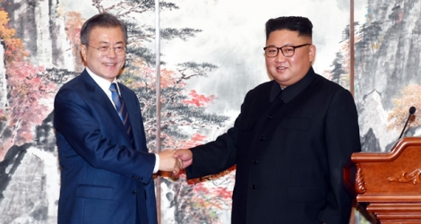 Une image des leaders nord et sud-coréens Kim Jong Un et Moon-Jae-in est projetée dans un stade de Pyongyang, le 9 septembre 2018.