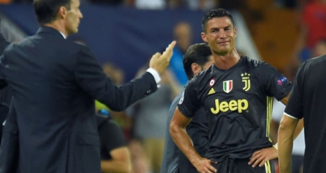 L'attaquant portugais de la Juventus, Cristiano Ronaldo (c), mécontent après avoir reçu un carton rouge lors du match de Ligue des champions à Valence, le 19 septembre 2018.