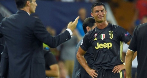 L'attaquant de la Juventus Cristiano Ronaldo inconsolable lors de son exclusion à Valence en 1re journée de C1 le 19 septembre 2018.