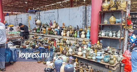 Objets artisanaux, théières et peintures faites sur place sont très présents dans ce marché.
