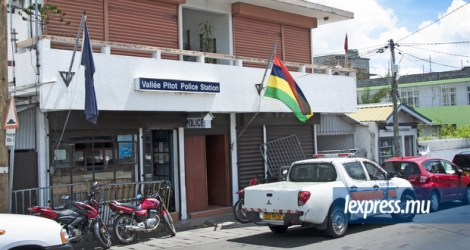 Le chauffeur de l’autobus s’est rendu au poste de police de Vallée-Pitot. 