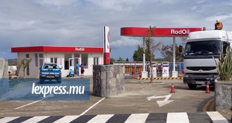 La compagnie AEL DDS, seule importatrice de produits pétroliers, compte trois stations-service, dont celle de Mont-Lubin.