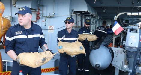 Sur son compte Twitter, la Marine française a partagé les photos des saisies de drogue survenues dans l’océan Indien entre samedi et lundi.