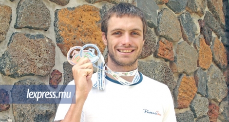 Le nageur a réalisé trois records à Alger et remporté deux médailles.