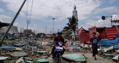 Les rues dévastées de Palu, dans l'île des Célèbes en Indonésie, après un puissant séisme et un tsunami, le 29 septembre 2018.