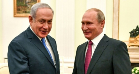 Le Premier ministre israélien Benjamin Netanyahu (G) et le président russe Vladimir Poutine (D), le 11 juillet 2018 à Moscou.
