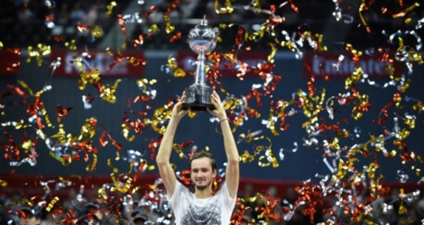 Le Russe Daniil Medvedev soulève le trophée après sa victoire face au Japonais Kei Nishikori en finale du tournoi de Tokyo, le 7 octobre 2018.
