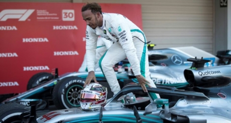 Le Britannique Lewis Hamilton s'extrait de sa voiture après sa victoire au GP du Japon le 7 octobre 2018.