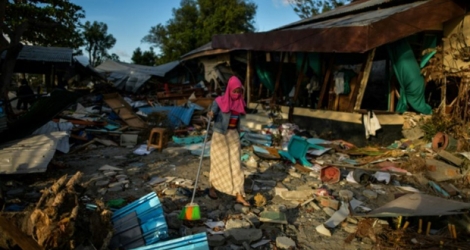 Une femme dans les décombres de la maison à Palu dans les Célèbes le 8 octobre 2018.