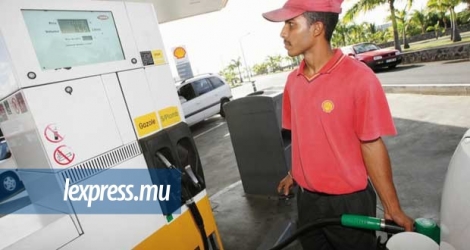 Le prix de l'essence reste à Rs 49,65 le litre et celui du diesel à Rs 40. 